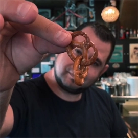 BRETZEL (Gimmick and Online Instructions) by Mickael Chatelain