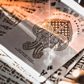 Mazzo di carte Knights V2 (White) Playing Cards by Madison and Ramsey - Ellusionist