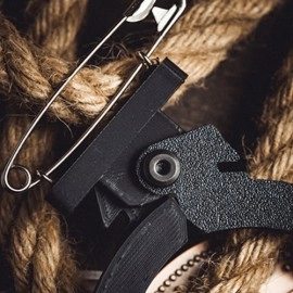 L Holder (Single Jumbo Coin 2.7"-3.2") by Long Long & Bacon Magic